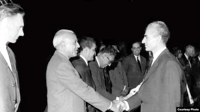 Kohzad (second left) shakes hands with the Shah of Iran, Reza Pahlavi.