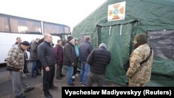 Під час обміну утримуваними особами між Україною і російськими гібридними силами біля пункту пропуску Майорськ у Донецькій області, 29 грудня 2019 року 