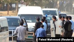 Автомобиль увозит из аэропорта Исламабада Мухаммада Сафдара, зятя бывшего премьер-министра Наваза Шарифа. 9 октября 2017 года.