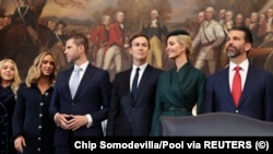 Трамптың инаугурациясына қатысып тұрған оның отбасы мүшелері: Тиффани Трамп, Лара Трамп, Эрик Трамп, Джаред Кушнер, Иванка Трамп және кіші Дональд Трамп. Вашингтон, 20 қаңтар, 2020 жыл.