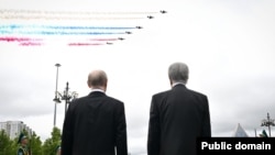Президента России Владимира Путина приветствует президент Казахстана Касым-Жомарт Токаев. Дворец Независимости в Астане, 28 мая 2026 года