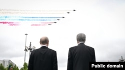 Орусиянын президенти Владимир Путиндин урматына асманга көтөрүлгөн аскердик учактар. 28-май, 2028-жыл.