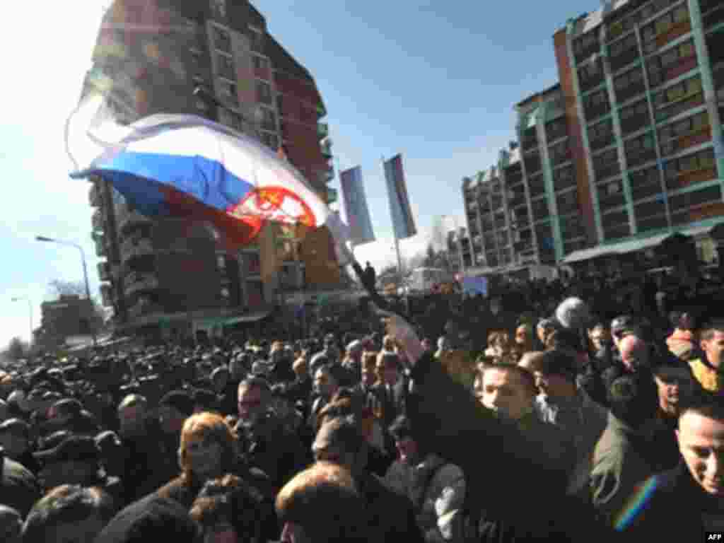 Protesta të serbëve kundër pavarësisë... - SERBIA, Mitrovica : A Kosovo Serbs waves Serbian flag during a protest in the ethnically divided northern town of Mitrovica on February 18, 2008. Thousands of angry Serbs took to the streets in their strongholds across Kosovo on Monday to protest against the declaration of independence by the mainly ethnic Albanian province.