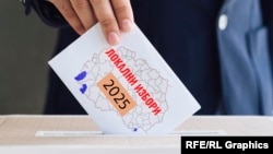 Një person duke votuar në zgjedhjet lokale në Maqedoni të Veriut.