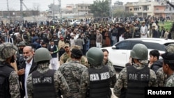 Жарылыс болған мешіттің алдында тұрған жұрт пен полиция. Исламабад, Пәкістан, 6 ақпан, 2026 жыл.