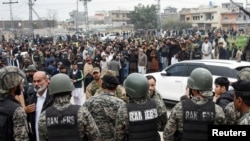 Paravojni vojnici stoje na straži nakon smrtonosne eksplozije u šiitskoj muslimanskoj džamiji u Islamabadu, Pakistan, 6. februara.