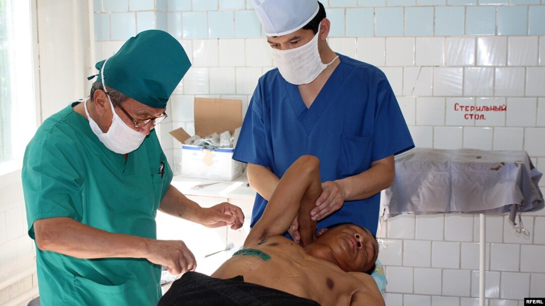 Doctors treat a victim of the ethnic violence in Osh in June 2010.