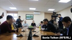 Участники дискуссии о «неисполнении судебных актов в Казахстане». Астана, 21 января 2019 года.