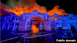 რუსული დრონებით შეტევის შედეგად გამოწვეული ხანძარი ოდესაში, „პრივოზის“ სახელით ცნობილ ბაზარში. 2025 წლის 24 ივლისი