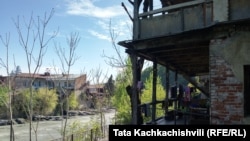 რიონისპირა ძველი სახლები ქუთაისში