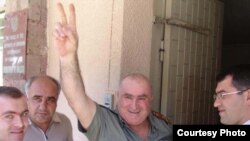 Armenia -- Hamlet Hovannisian, a fugitive opposition member, surrenders to police on 30Jul2009. (Photo courtesty of "Haykakan Zhamanak.")