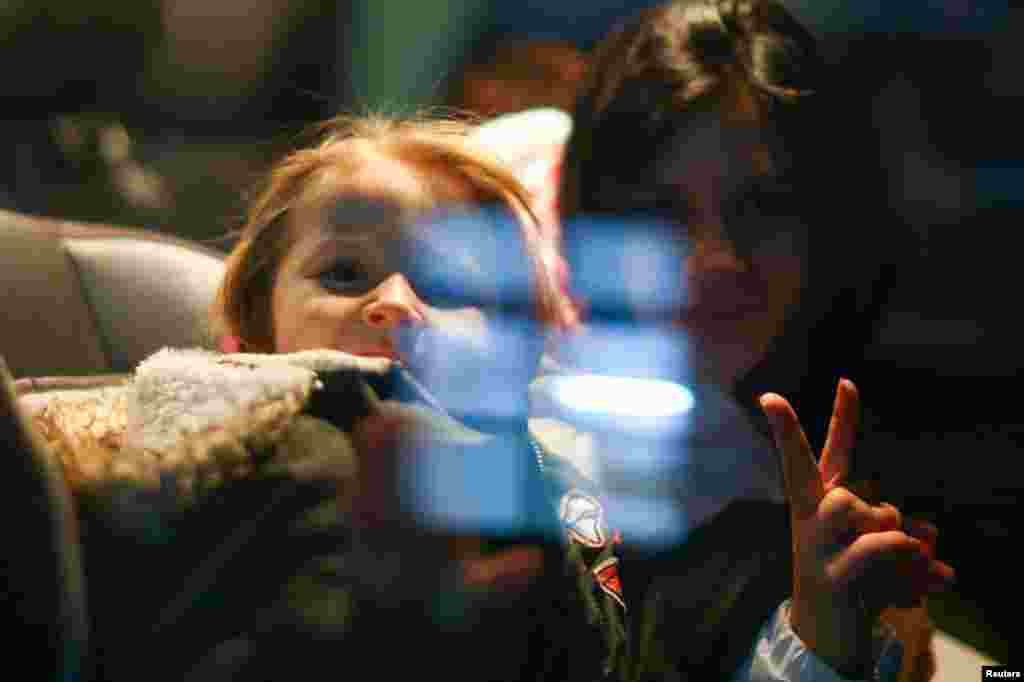 Kosovo: Albansko dijete izbjeglica iz Kosova gleda kroz prozor autobusa koji je prevozio izbjeglice u kamp u Turskoj 6. aprila 1999. godine.Ukrajina: Dvoje djece iz Krivog Roga sjede u automobilu koji ih je prevozio prema Njemačkoj 12. marta 2022. Oni su napustili osnovnu školu u Przemyslu u Poljskoj, koja je bila pretvorena u sklonište.