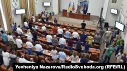 У засіданні беруть участь депутати від усіх фракцій міськради