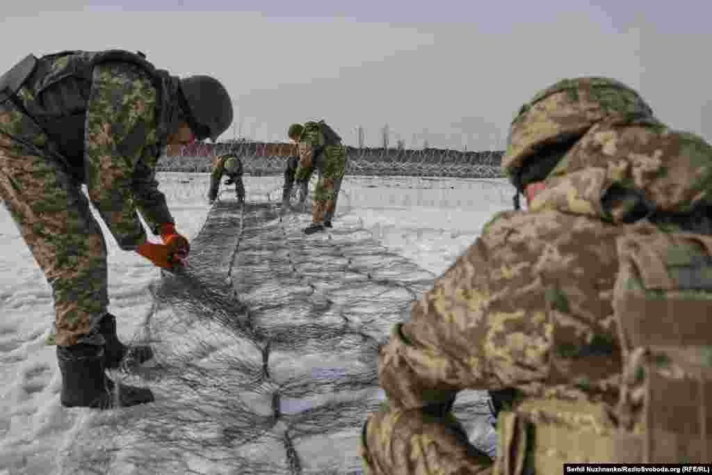 За словами військових, такі загородження вже довели свою ефективність. Вони стримують не лише механізовані штурми, а й ускладнюють просування малих піхотних груп, які російські війська активно використовують останнім часом