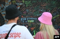 Grafitti la festivalul Glastonbury, care a avut loc la sfârșitul lunii iulie, îl acuză pe Starmer că se aliniază cu politicile conservatoare.