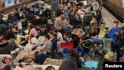 Ljudi se skrivaju u metro stanici tokom ruskog vojnog napada na Kijev 29. juna 2025.