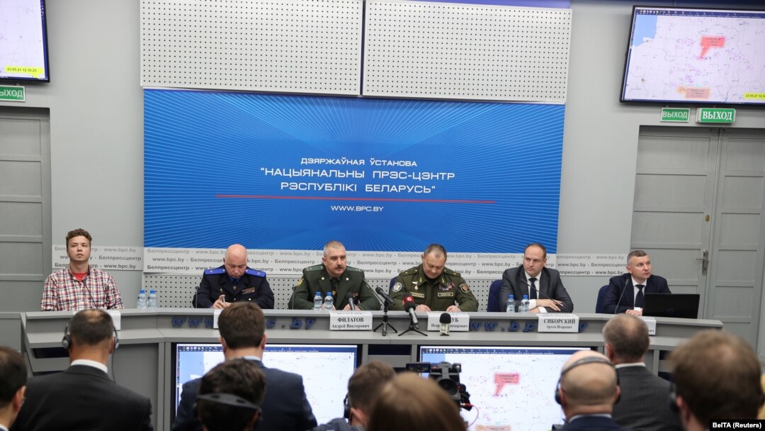Roman Protasevici, prezentat de regimul Lukașenko la o conferință de presă în care autoritățile au prezentat propria versiune asupra deturnării avionului în care s-a aflat jurnalistul, cu el alături