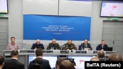 Roman Protasevici, prezentat de regimul Lukașenko la o conferință de presă în care autoritățile au prezentat propria versiune asupra deturnării avionului în care s-a aflat jurnalistul, cu el alături