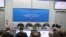 Roman Protasevici, prezentat de regimul Lukașenko la o conferință de presă în care autoritățile au prezentat propria versiune asupra deturnării avionului în care s-a aflat jurnalistul, cu el alături