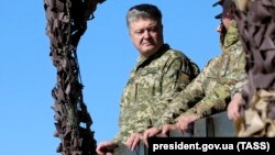 Петр Порошенко на военных учениях на побережье Азовского моря в Донецкой области, 12 октября 2018