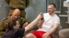 Andrej Kozlov razgovara sa rođacima ubrzo nakon spasavanja 7. juna.
