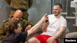 Andrej Kozlov razgovara sa rođacima ubrzo nakon spasavanja 7. juna.