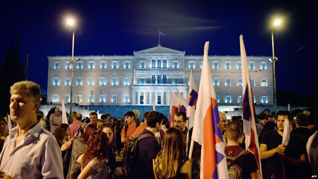 Гръцки граждани често излизат на протести срещу строгата бюджетна дисциплина. Благодарение на нея обаче Гърция бавно се възстановява от кризата.