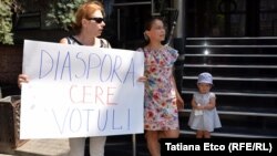 Reprezentanți ai diasporei moldovene protestând la CEC. 31 iulie 2018