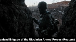 Військовослужбовець 24-ї механізованої бригади ЗСУ імені короля Данила в окопі поблизу міста Часів Яр у Донецькій області, Україна, 26 жовтня 2025 року