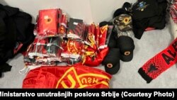 Deo stvari za koje policija tvrdi da ih je zaplenila od D.P., 9. oktobar 2025.