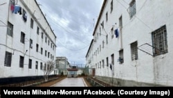 Imagine din curtea Penitenciarului nr. 17 din Rezina, unde sunt deținute persoanele condamnate pe viață, publicată de ministra Justiției, Veronica Mihailov-Moraru, pe o rețea de socializare, în urma unei vizite. 