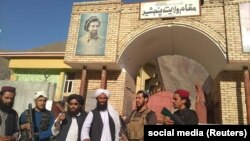 افراد گروه طالبان در مقابل دروازه مقام ولایت پنجشیر 
