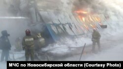 Пожежники гасять вогонь, селище Чорноріченське, Новосибірська область Росії, 4 січня 2017 року