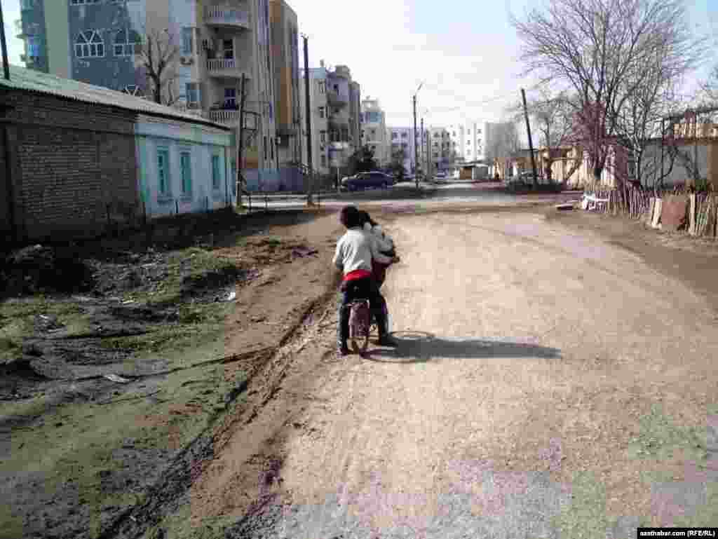 T&uuml;rkmenabatda bir oglanjyk &ouml;z gyz jigisini tigirde a&yacute;la&yacute;ar