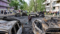 Cartierul Obolon din Kiev, pe 4 mai 2025 - urmările unui atac rusesc. 