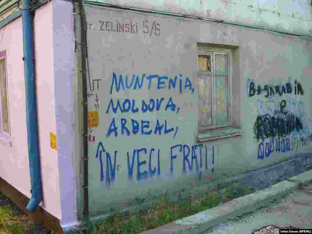 Bloc împestriţat de inscripţii