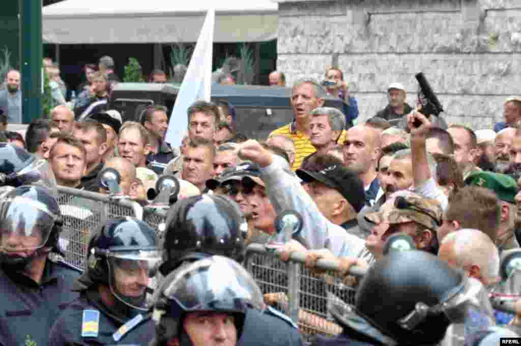 BiH: Protest ratnih veterana Federacije BiH ispred zgrade Parlamenta u Sarajevu - oktobar 2009. 