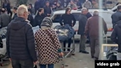 Наразылық кезінде қаза тапқандардың мәйіттерін мәйітханаға әкелген сәт. Тегеран (видеодан алынған скриншот).