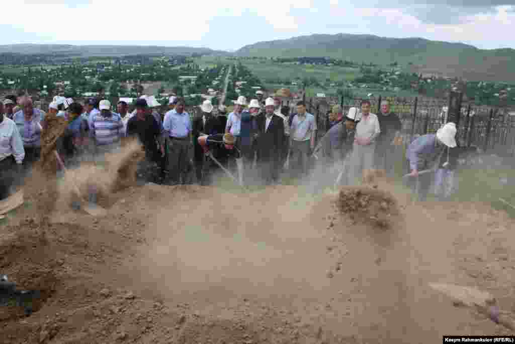 Топурак салуу жөрөлгөсүнө маркумдун жакындары, калемдештери, бир катар мамлекеттик ишмерлер жана айрым депутаттар катышты.