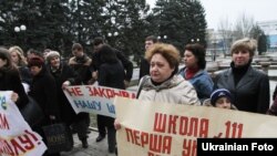 Батьки донецьких школярів протестують проти закриття шкіл у місті, Донецьк, 15 квітня 2011 року