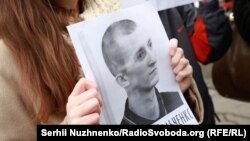 Фоторепортаж: родичі політв’язнів Кремля чекали на зустріч із президентом