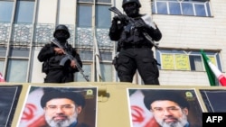 حضور نیروهای امنیتی در میدان انقلاب تهران در اعلام حمایت از مجتبی خامنه‌ای، سومین رهبر جمهوری اسلامی