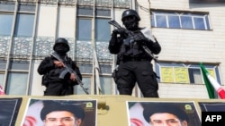 Ирандын коопсуздук күчтөрү Тегеран шаарынын борборундагы Энкелаб аянтында. 2026-жыл, март.