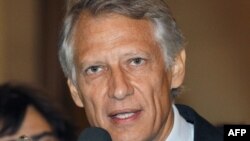 France -- Former Prime Minister Dominique de Villepin addresses journalists at Paris courthouse, 14Sep2011