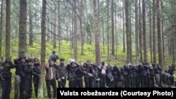Мігранты, якіх спынілі памежнікі Латвіі на мяжы зь Беларусьсю 