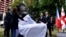 Официальные лица сбрасывают покрывало с памятника Вацлаву Гавелу в Тбилиси 