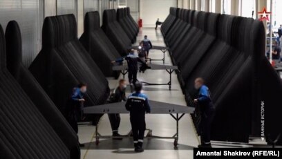 Жалаңаш ақырын шешініп жатыр Латексті транссексуалдар