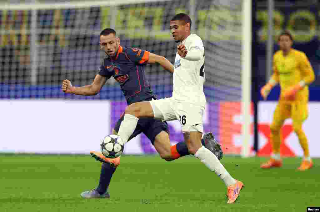 "Қайраттың" бразилиялық шабуылшысы Эдмилсонның да матч кезінде гол салатын мүмкіндігі болды. Бірақ соққылары қиыс кетті.