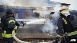 Гасіння пожежі у потязі, що виникла внаслідок удару російського БПЛА по потягу поблизу кордону з Польщею. Україна, 13 вересня 2026 року
