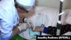 Шифокор қанд диабетига чалинган беморга укол қўймоқда.